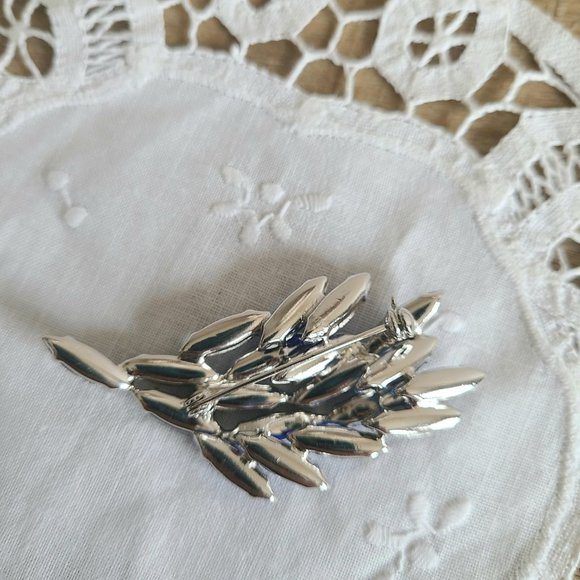 Vintage Juliana (?) silver tone brooch with 3 shades of blue rhinestones. - Picture 4 of 5